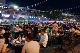 嘉峪关人气最火爆的美食街，上万人露天撸串，烤肉回味无穷视频封面