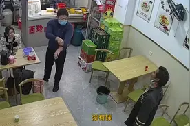 男子没钱吃饭无助中走进小吃店，热心店员的反应令人泪目视频封面
