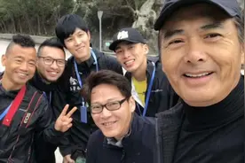 64岁发哥现身马拉松赛，至今两段婚姻未有儿女，与妻33年不离不弃视频封面