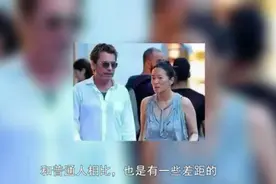 巩俐真的老了，55岁素颜逛街，像个老奶奶，老得让人难以接受视频封面