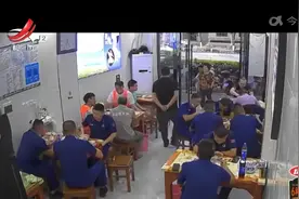 景德镇：偷偷帮消防员买单的黑衣男子找到了视频封面