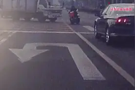 如何定责？货车路口掉头没能一把过去 倒车撞上未按标线行驶轿车