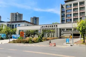 实拍重庆西大两江实验中学，位于嘉陵江旁，环境优美，学费贵吗？视频封面