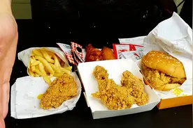 外卖华莱士22元吃饱，调料包真舍得送，狂赞这种就怕你不够的态度视频封面