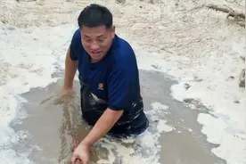 开封杞县暴雨村镇被淹，乡民政所长跳入脏水中疏通河道视频封面