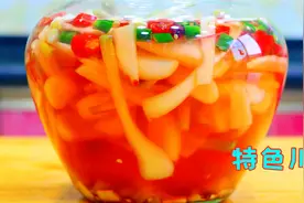 藠头不要只会炒着吃了，加点辣椒倒一瓶醋进去，又香又脆真叫过瘾