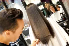 直发妹子纠结发尾开叉想修剪一下，发型师修理完最后切一刀美翻了