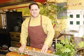 美国男子在地下室开餐厅，取材在自家花园，预约排到了10年后！