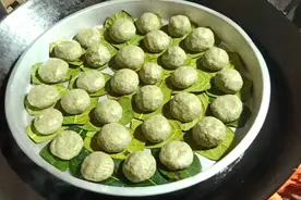广西农村特色美食，摘野生艾草用柴火全程制作艾叶糍粑，你吃过吗