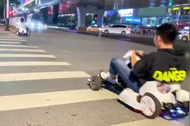 拉风！两男子开卡丁车逛街 被交警劝回：不能上路！