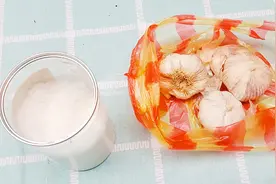 大蒜加白糖用水泡一泡，每天一杯，可以解决很多人困惑很久的问题视频封面