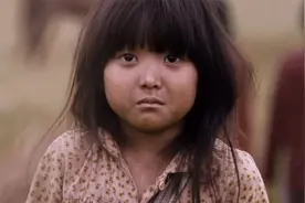 小女孩三步一回头，才认出是自己的父亲，而父亲也是承受了太多