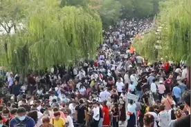 人人人从从从众众众！ 国庆假期第一天游客挤爆开封清明上河园视频封面