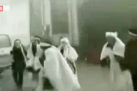 河北晋州殡仪馆烧尸炉油罐着火 死者家属纷纷跑向屋外避险视频封面