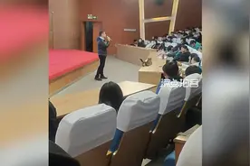 小猫闯进200多人课堂讲台上伸懒腰 同学：有时还会去男生宿舍查寝