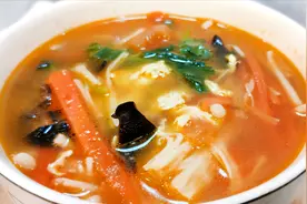 西红柿金针菇汤这样做，汤浓鲜美而且鸡蛋滑嫩，做法还简单