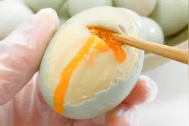 古法腌制咸鸭蛋，个个翻沙流油，只需1分钟看懂，学会不要外传视频封面