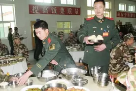 当兵吃过晚饭之后，如果又饿了该怎么办？网友:来听听老兵的回答视频封面