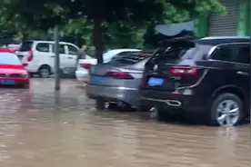 四川乐山受暴雨影响：街道被淹、一小区积水严重，汽车浸泡在水中视频封面