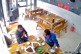 3位大叔吃完饭忘付钱 3小时后专程回到店里结账视频封面