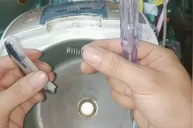 电饭煲开盖按钮坏了关不上怎么办，教你如何更换，自己学会不求人