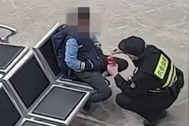 男孩深夜离家去坟地看妈妈，民警：爸爸有新对象，他在校受了委屈视频封面