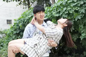 小伙救助晕倒女孩被女孩父亲误会，当小伙给女孩输血时，结局暖心视频封面