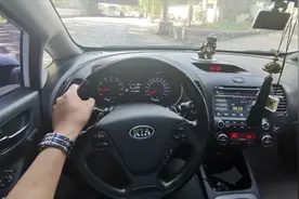 韩系车操控不行？这台K3加速够快，方向盘很稳，油耗不低视频封面