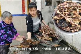 农村腊肉太多吃不完，老妈为防止几十斤腊肉长虫，特意拿来洗干净