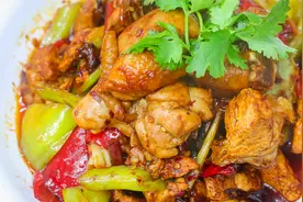 河南的老式煸炒鸡，鸡块不焯水直接炒，厨师长的做法鲜香无腥味