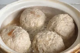 清炖狮子头的正确做法，调肉馅是关键，软糯鲜嫩，连吃6个都不腻