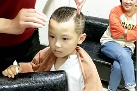 发型师把店名雕刻在6岁小男孩的发型上，这广告我真是服气了