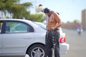 小哥街头恶搞，在衣服上撒痒痒粉，要是谁捡到可就惨了视频封面