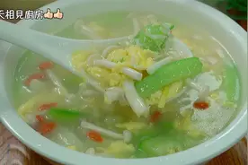 这才是丝瓜汤正确做法，汤汁鲜美爽口，蛋花漂亮好看，太好喝了
