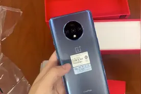 女生开箱一加7T冰际蓝：这颜色真漂亮！视频封面