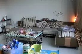 男童玩电吹风突然起火，拿水枪淡定自救，灭火后崩溃大哭找奶奶视频封面