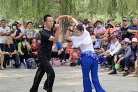 辽宁一个公园，黑衣男和白衣女舞姿充满感染力，他们是夫妻吗？