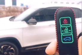 宝骏510一键升降系统还有天窗自动感应功能，小伙现场测试给你看