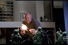 战争片 老汉与一群玩具小兵人展开激烈交火 战斗猛烈至极视频封面