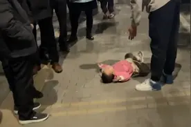 萌娃躺地耍赖被妈妈无视尴尬起身，妈妈：没揍她，躺了十几分钟视频封面