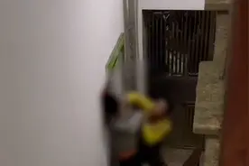 上海一男子投诉快递员后遭上门殴打：已报警，对方已被拘留视频封面