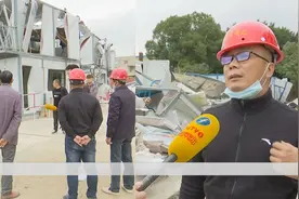 工地上的活动板房被强制拆除，执法过程遭工人不满，部门作出回应视频封面