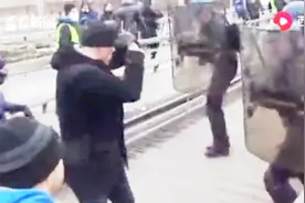法国前拳王参加黄背心运动，超专业挥拳打得警察连连后退视频封面