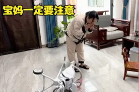 儿子把小车推翻了，磕的闺女鼻子出血，把老父亲心疼的直掉眼泪视频封面