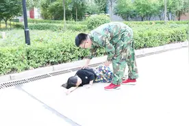 农民工大哥救助晕倒的女孩，半年后相亲又见到女孩，结局真甜蜜视频封面