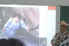 老师上课放年轻时帅照惊艳全班：只有智慧情商会永远伴随视频封面