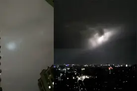 飞碟来了？济南上空突然电闪雷鸣 环形闪电光点如烟花般炸开视频封面