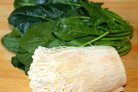 金针菇加菠菜，我家待客的必备菜，清淡入味，开胃爽口，上桌抢光