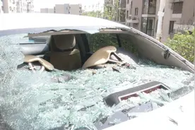 车停小区8个月被砸9次 修车费花十万 车主再悬赏2万缉拿凶手视频封面