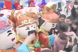 传说财神的故乡在西安?民众正月初五迎财神,西安举行巡游活动视频封面